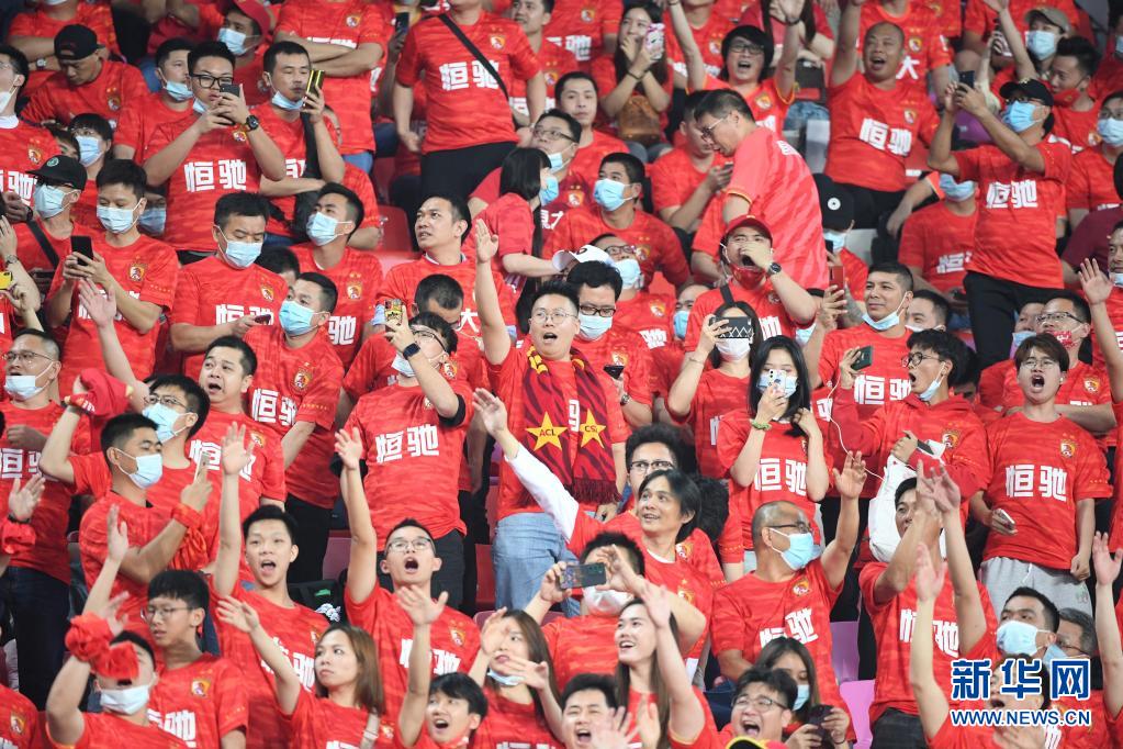 精彩瞬间频频上演，球迷为之狂热欢呼的简单介绍