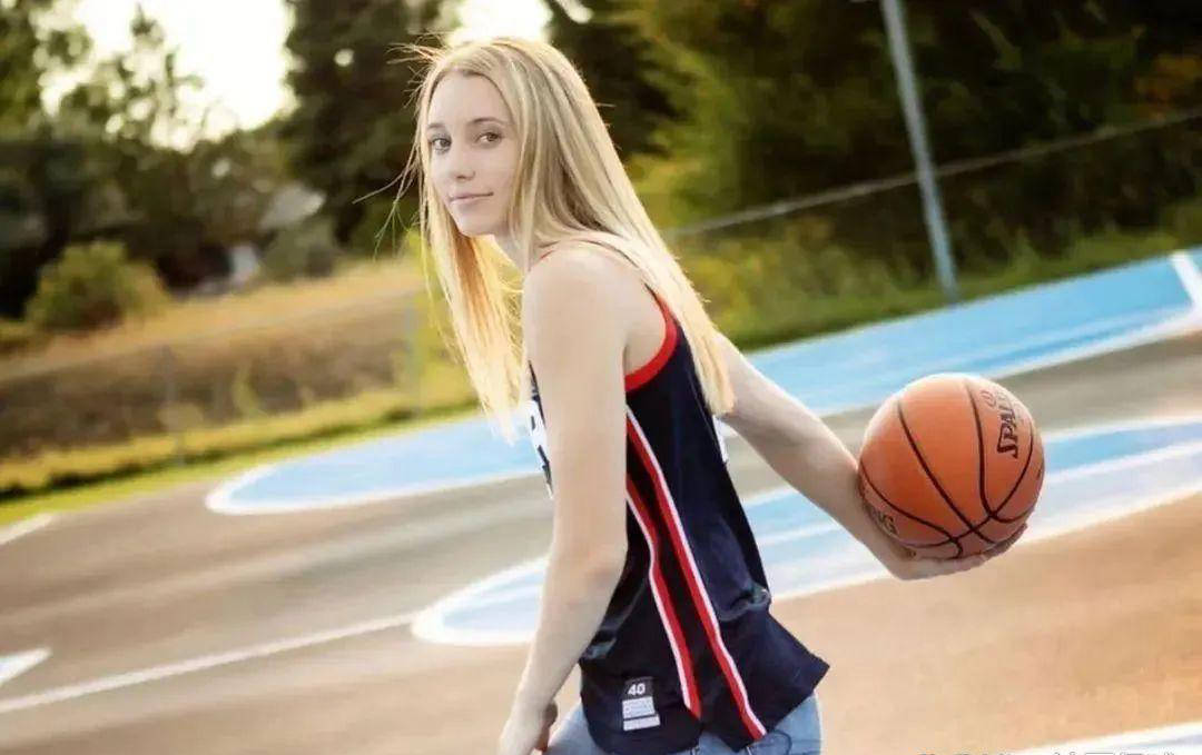 关于足球场上风华绝代的女性选手的信息 关于足球场上风华绝代的女性选手的信息