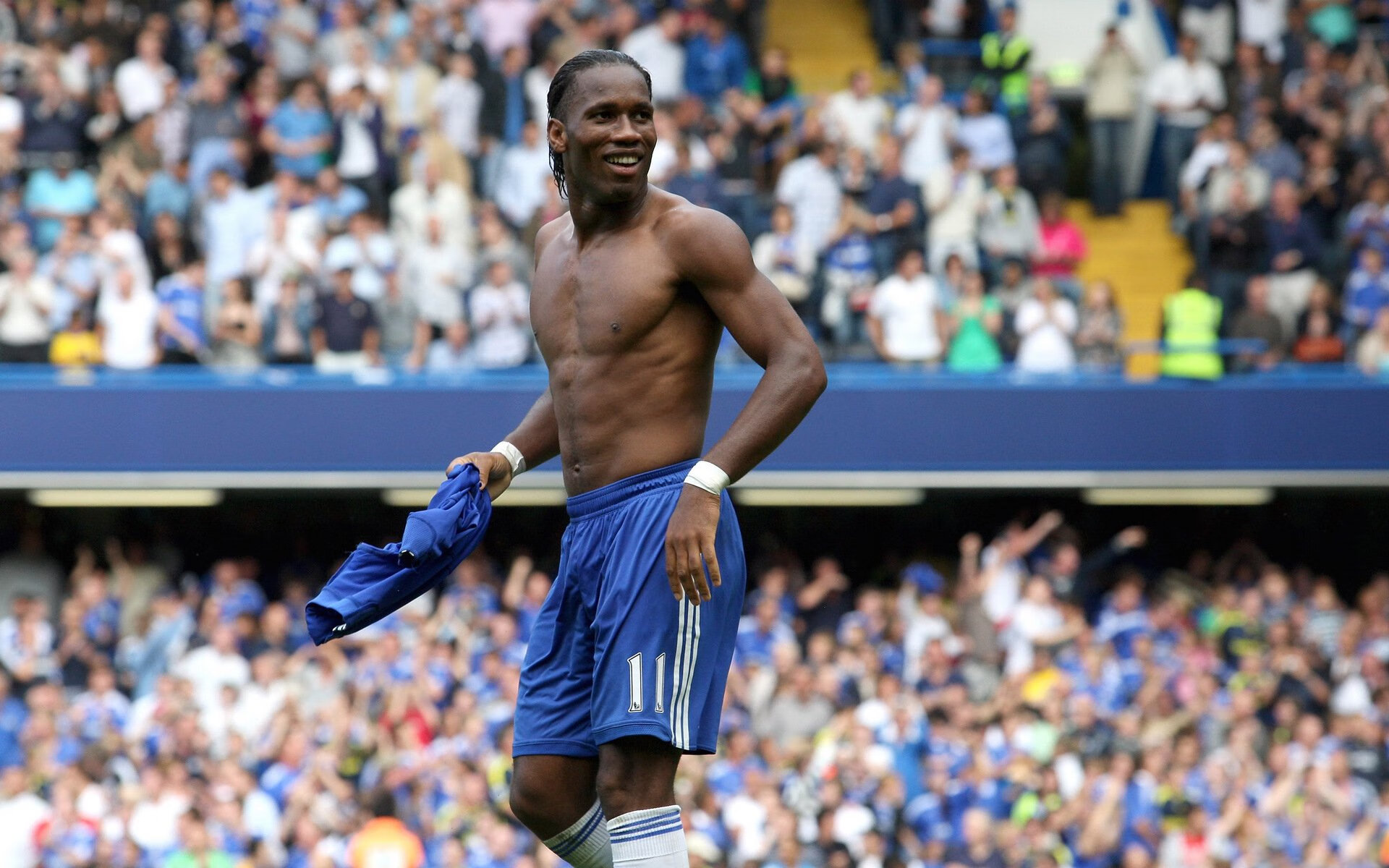 绿茵场上的王朝对决，篮球场上的纪录终结，体育世界的双重焦点