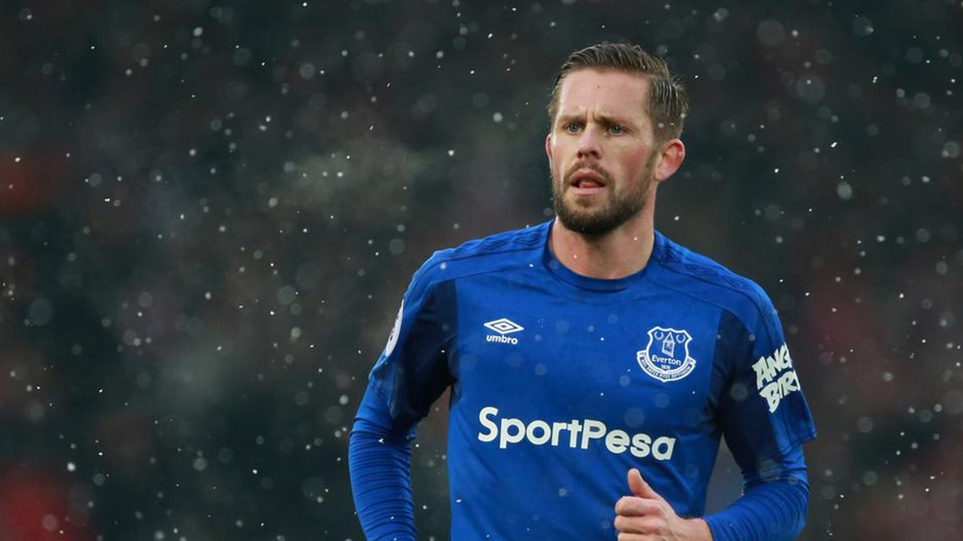 戈贝尔惊天一扣点燃赛场，广东队险胜太阳队背后的攻防博弈